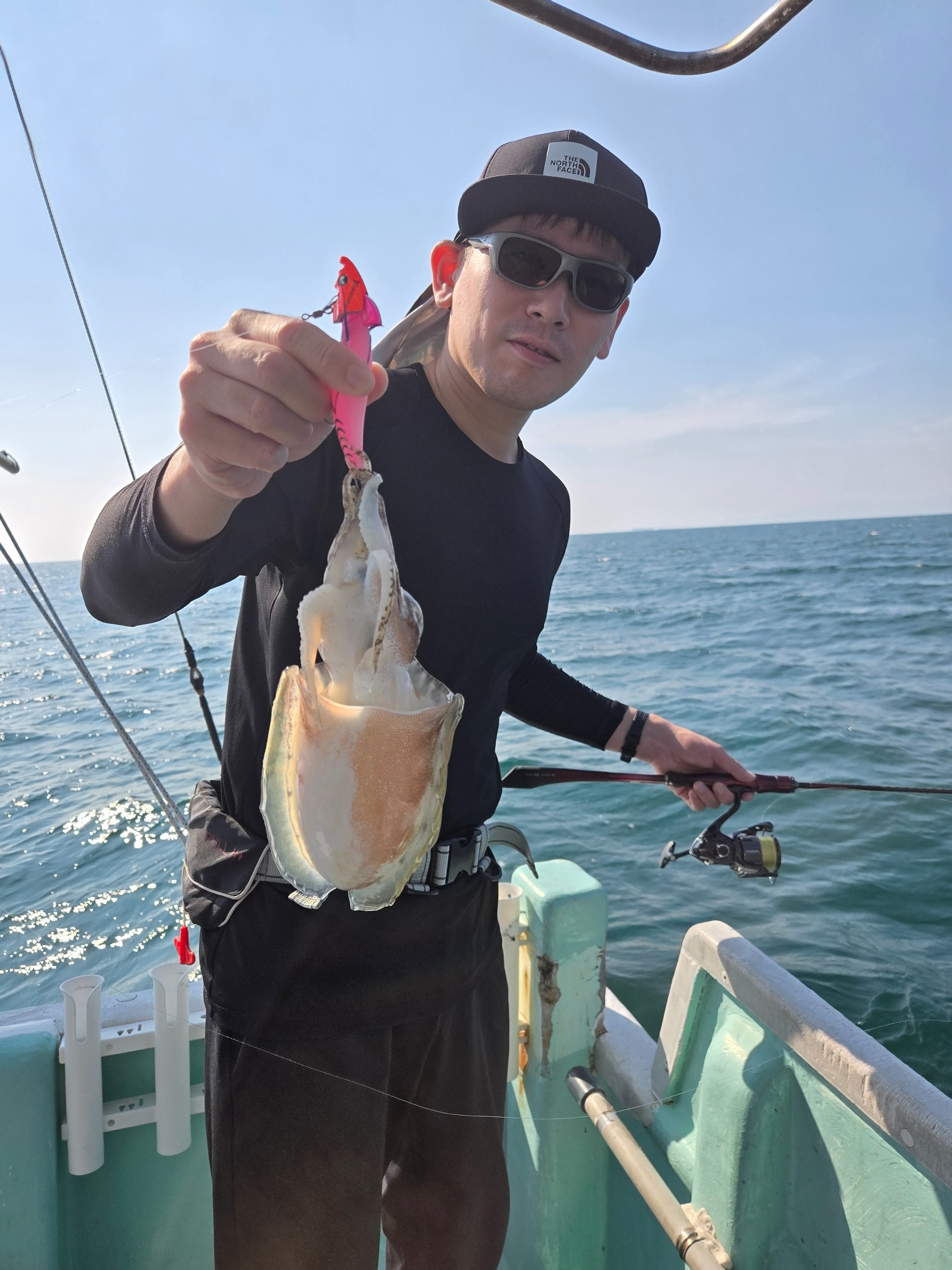 うぇるふぇあフィッシングで釣れた[{'name': 'アオリイカ', 'stat': ''}]