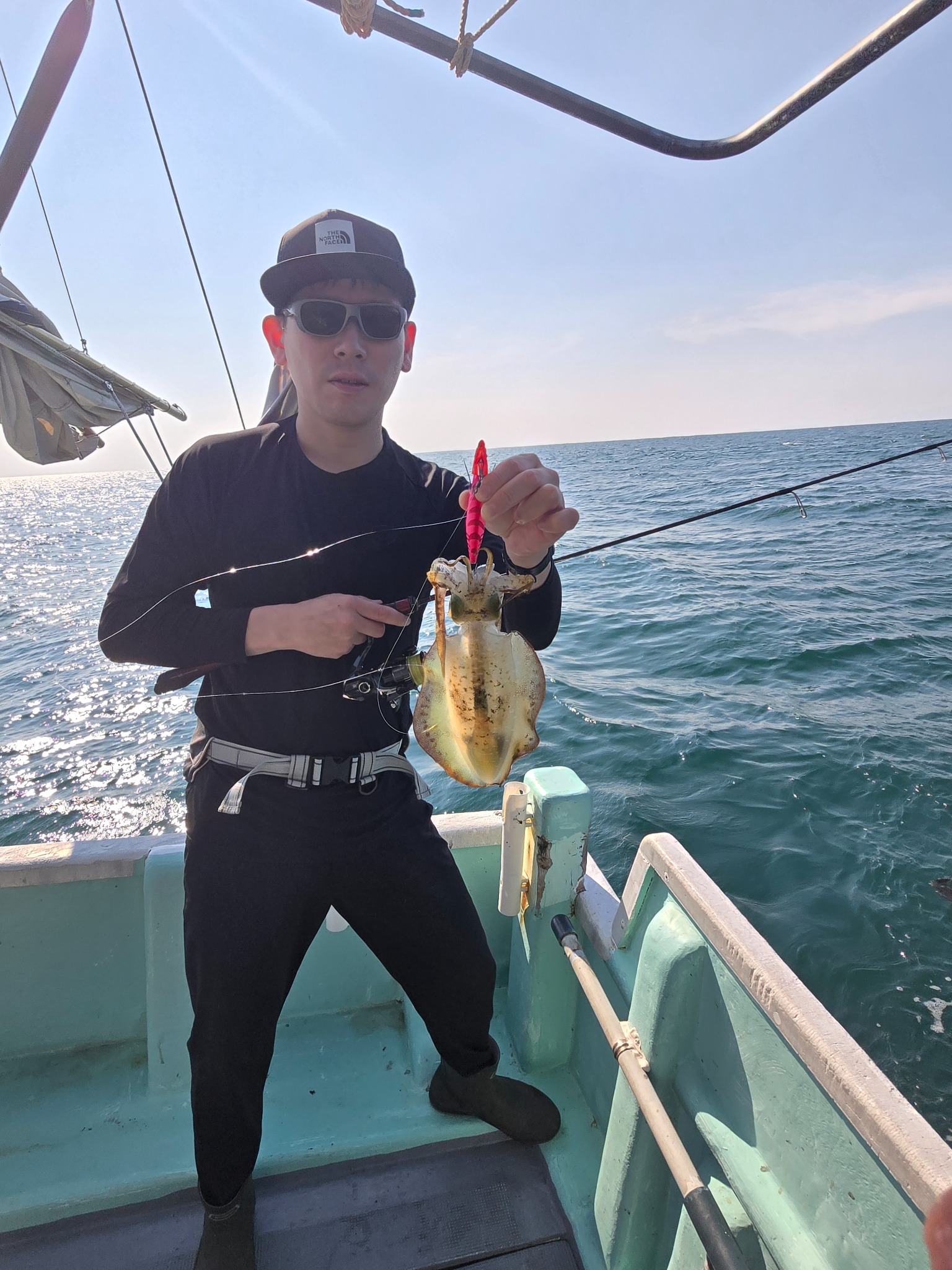 うぇるふぇあフィッシングで釣れた[{'name': 'アオリイカ', 'stat': ''}]