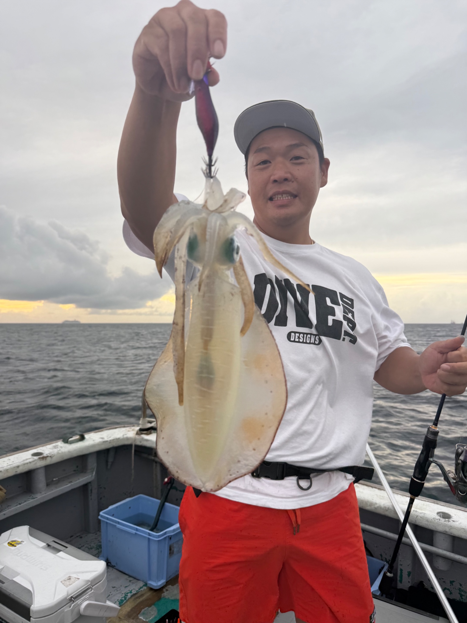 みなと丸で釣れた[{'name': 'アオリイカ', 'stat': '最大0.55kg · 14杯'}]0.55kg