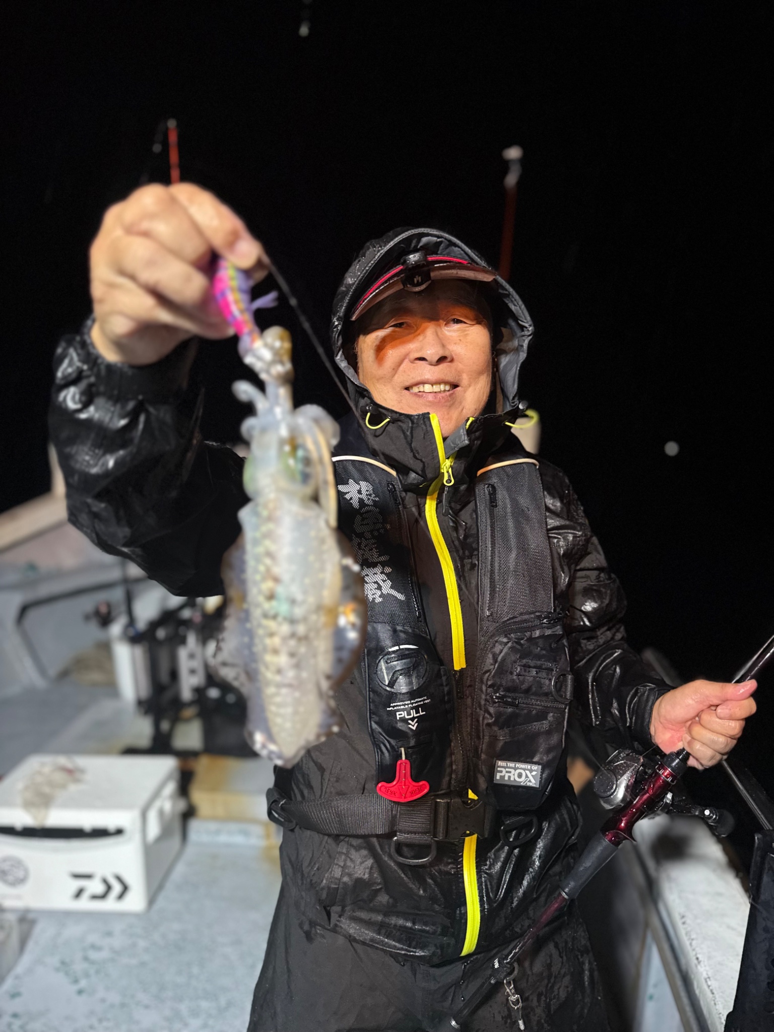 みなと丸で釣れた[{'name': 'アオリイカ', 'stat': ''}]