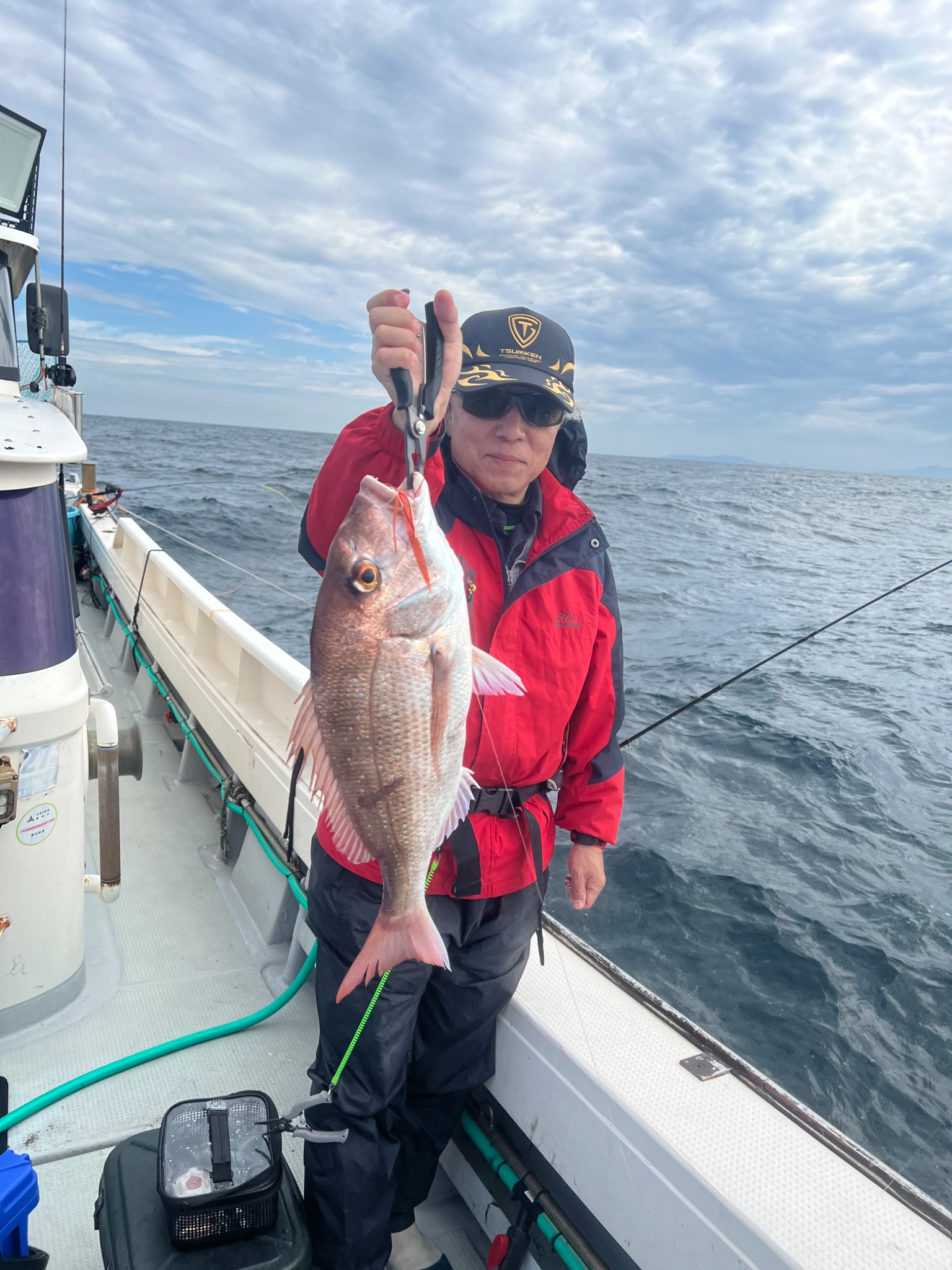 WHITE BASE FUKで釣れた[{'name': '真鯛', 'stat': '最大60cm'}]60cm