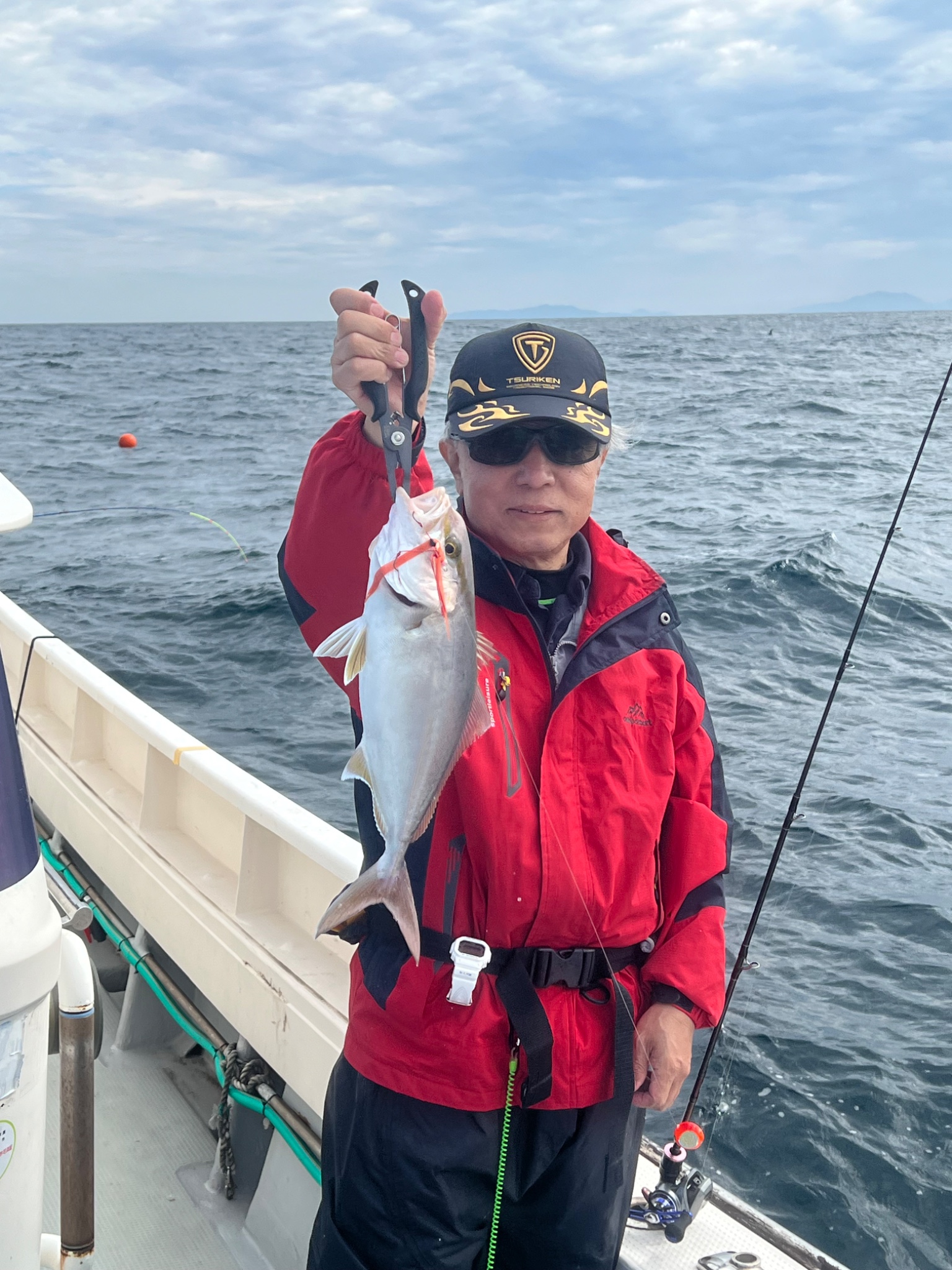 WHITE BASE FUKで釣れた[{'name': '真鯛', 'stat': '最大60cm'}]60cm