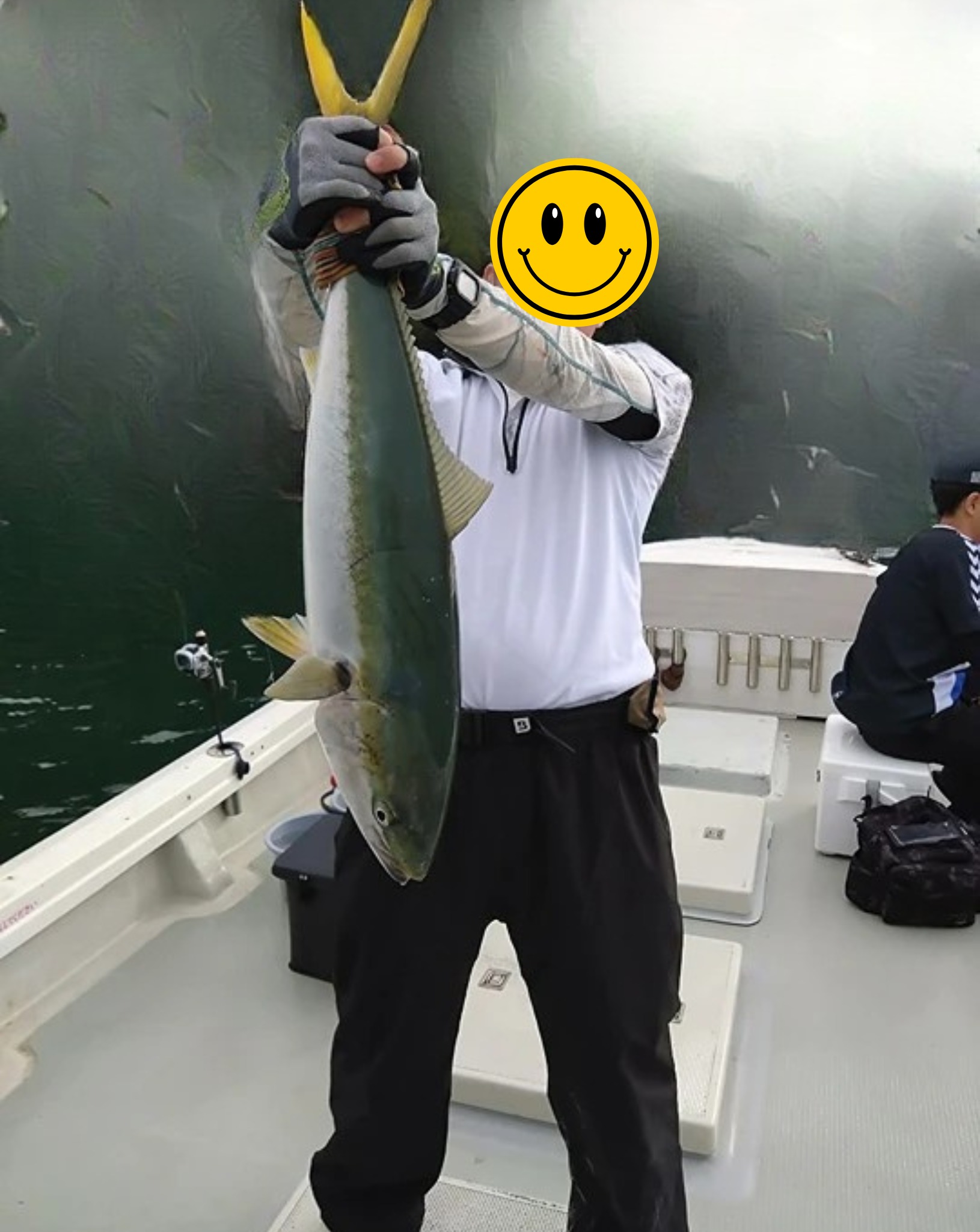 勝栄丸Ⅲで釣れた[{'name': 'ブリ', 'stat': '最大103cm · 8'}]103cm