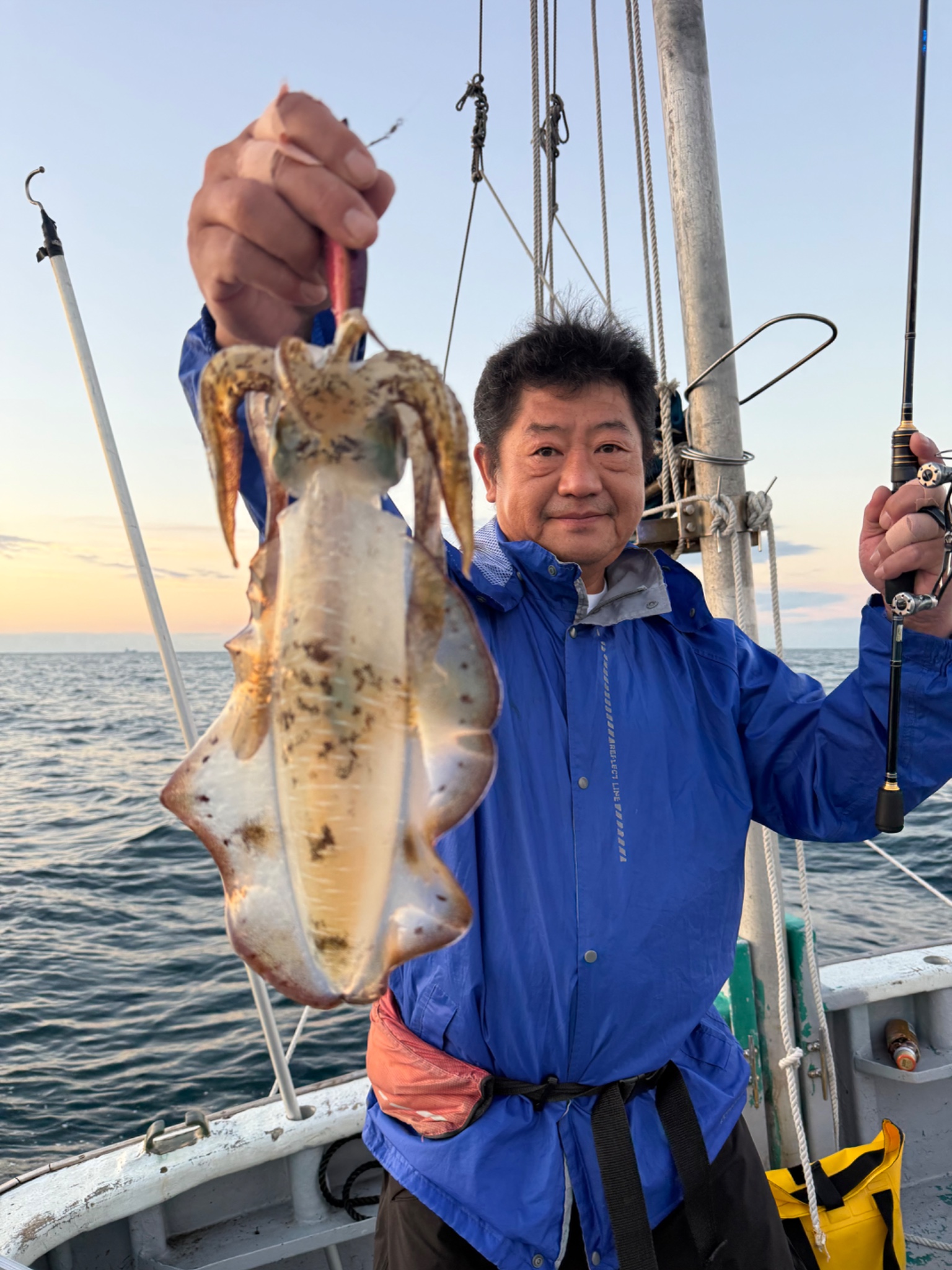 みなと丸で釣れた[{'name': 'アオリイカ', 'stat': '最大1.17kg · 11'}]1.17kg