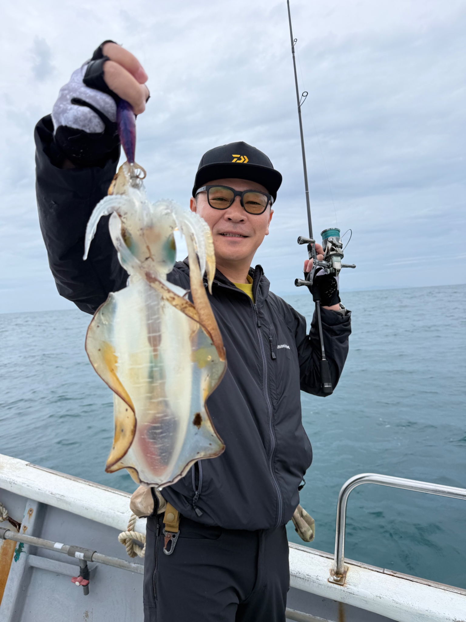 みなと丸で釣れた[{'name': 'アオリイカ', 'stat': '最大0.70kg · 8'}]0.70kg