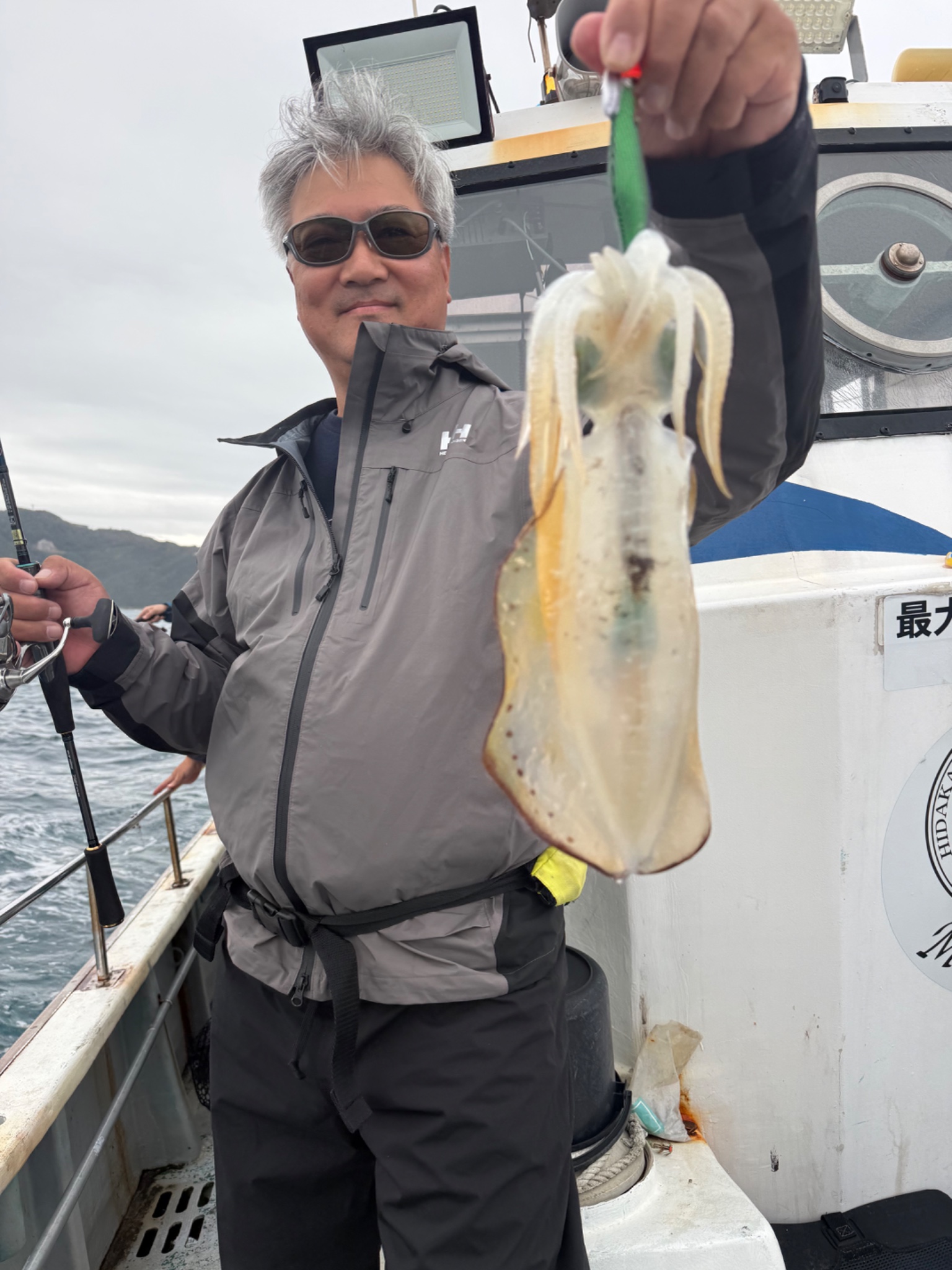 みなと丸で釣れた[{'name': 'アオリイカ', 'stat': '最大0.70kg · 8'}]0.70kg