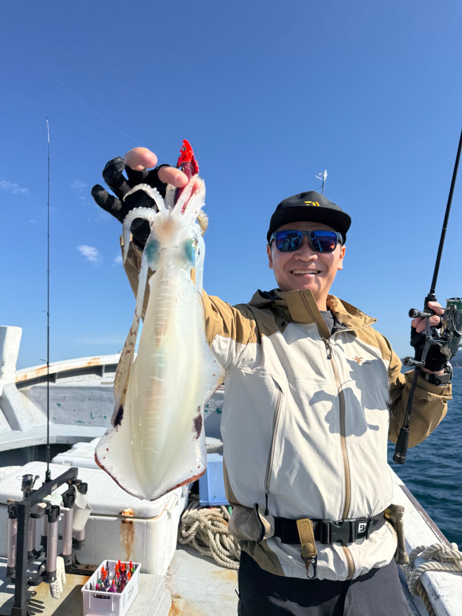 みなと丸で釣れた[{'name': 'アオリイカ', 'stat': '最大0.93kg · 8'}]0.93kg