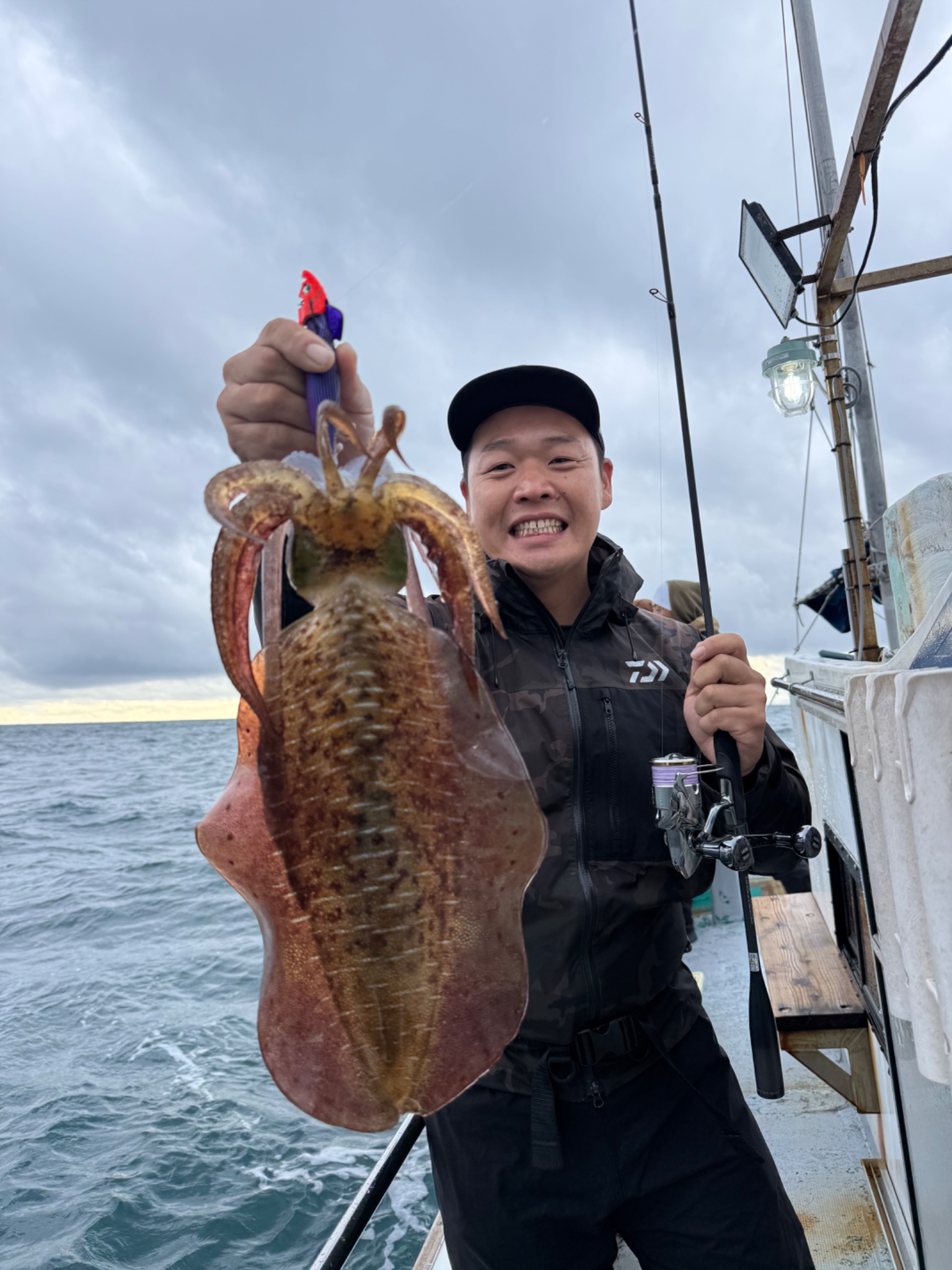 みなと丸のアオリイカ釣果 1.12kg（10/30）