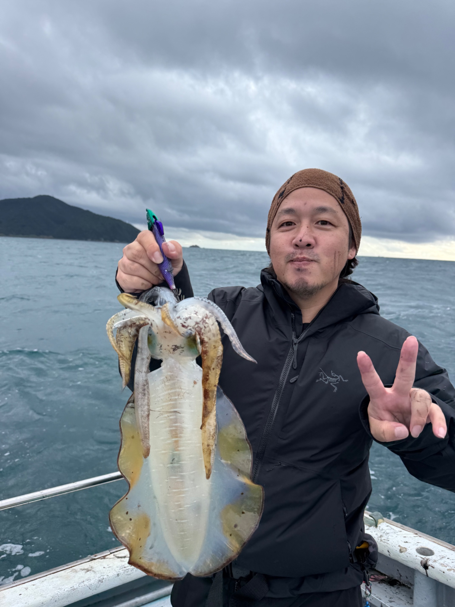 みなと丸で釣れた[{'name': 'アオリイカ', 'stat': '最大1.12kg · や'}]1.12kg