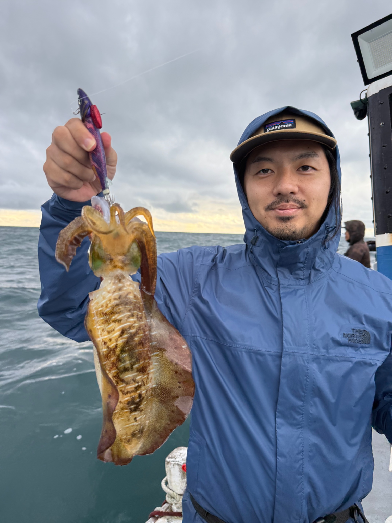 みなと丸で釣れた[{'name': 'アオリイカ', 'stat': '最大1.12kg · や'}]1.12kg