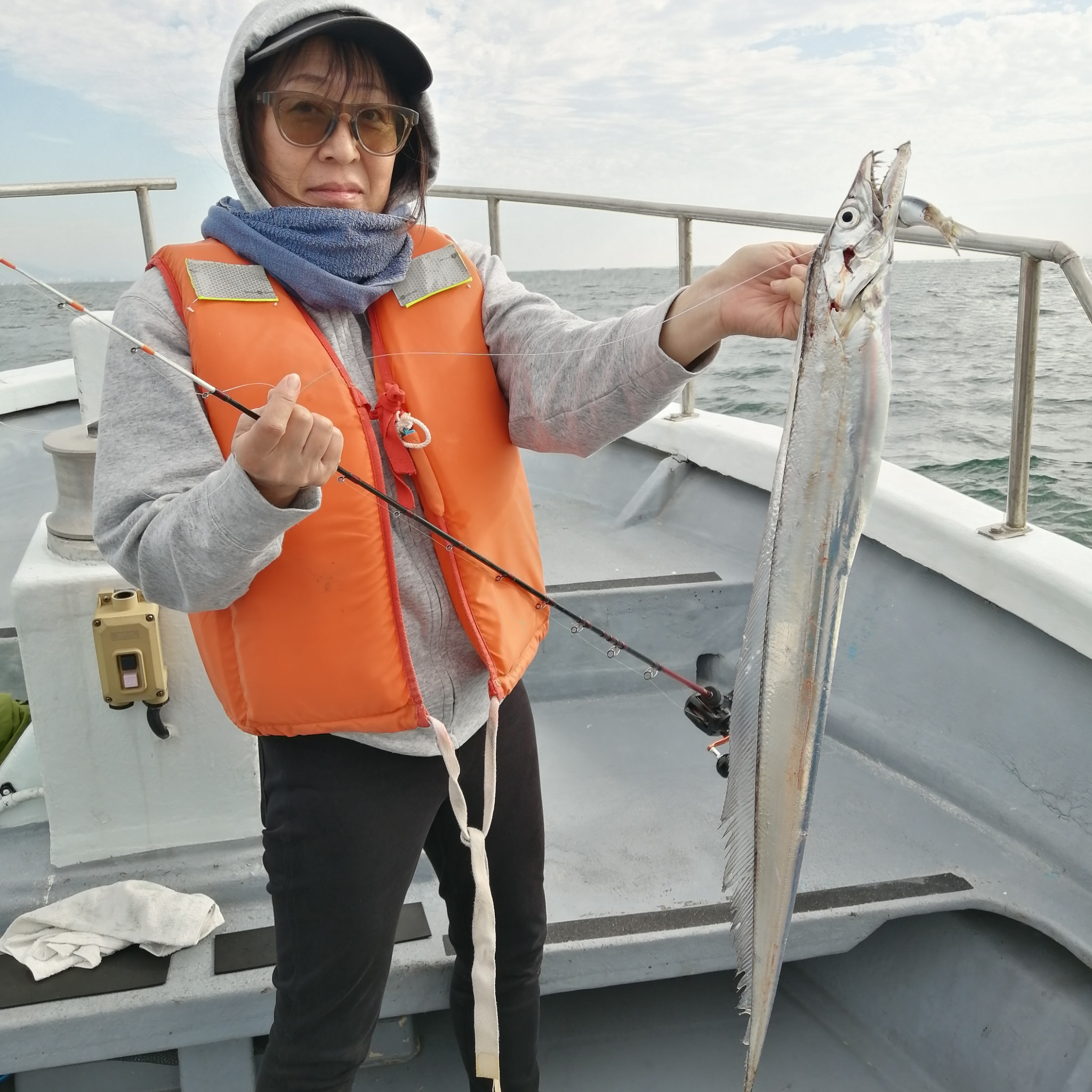 1091丸(忠岡)で釣れた[{'name': 'タチウオ', 'stat': '最大90cm · ４０匹'}]90cm