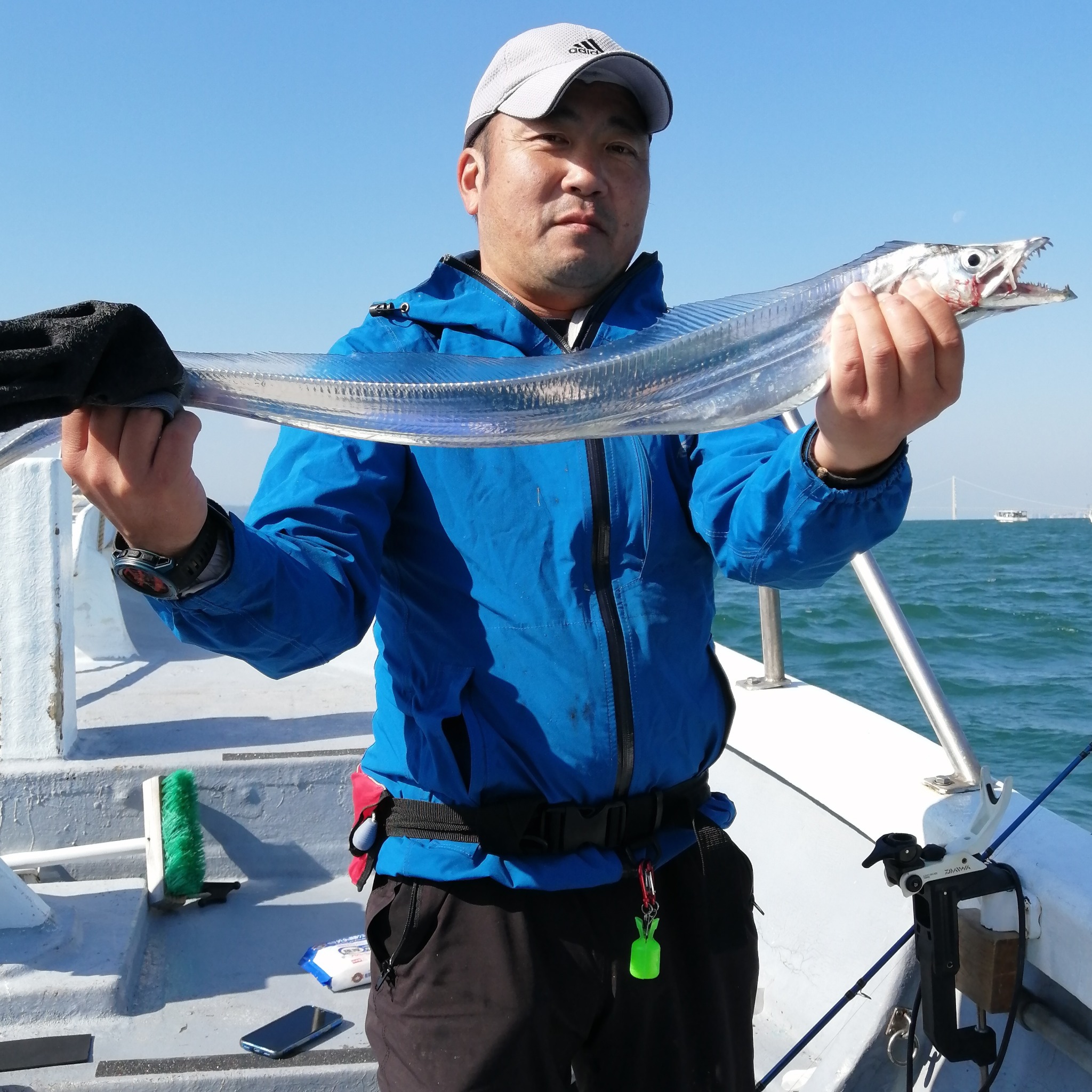 1091丸(忠岡)で釣れた[{'name': 'タチウオ', 'stat': '最大95cm · ２６匹'}]95cm