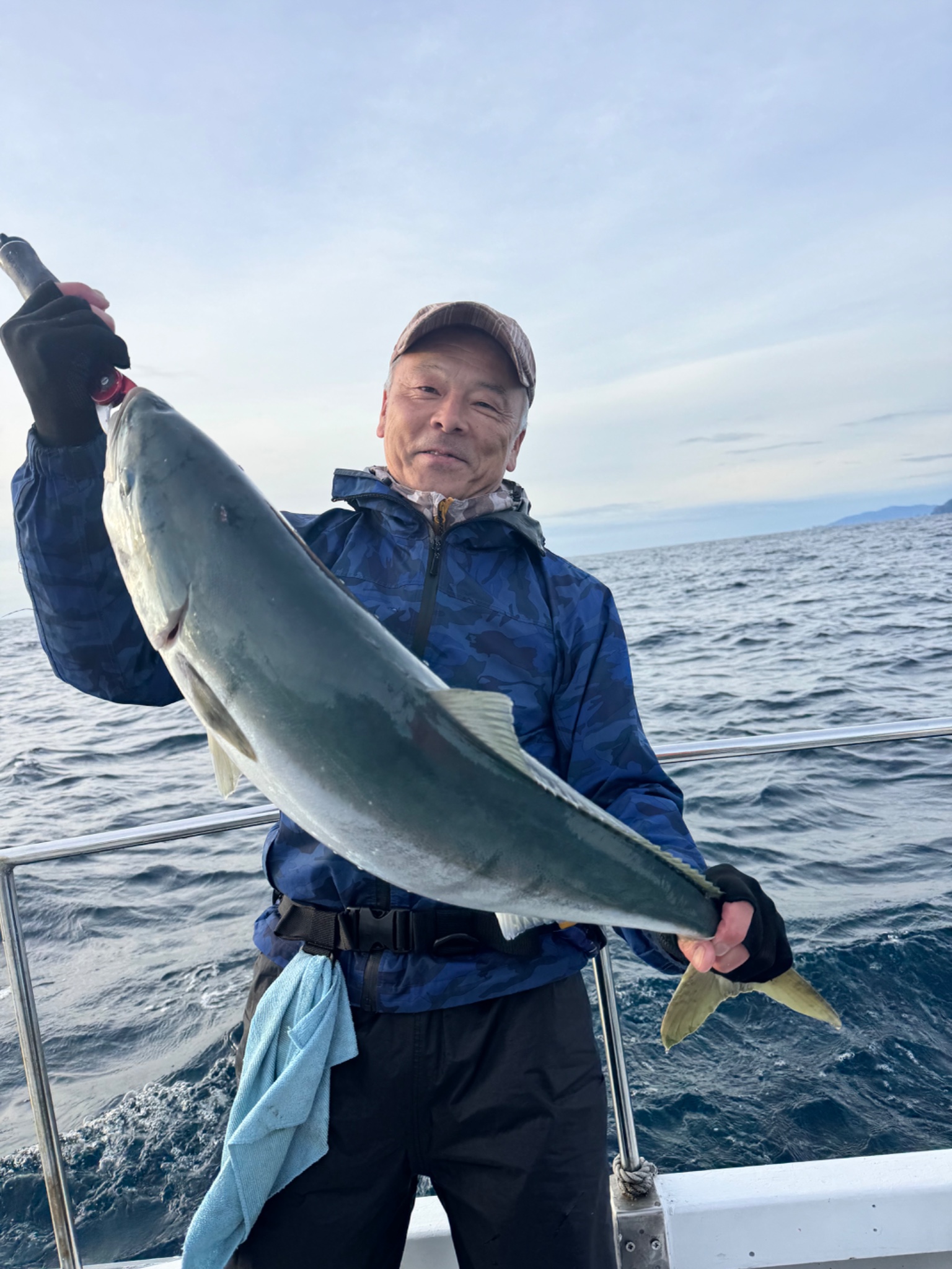 海征丸で釣れた[{'name': 'ブリ・ワラサ', 'stat': '最大84cm · 16本'}]84cm