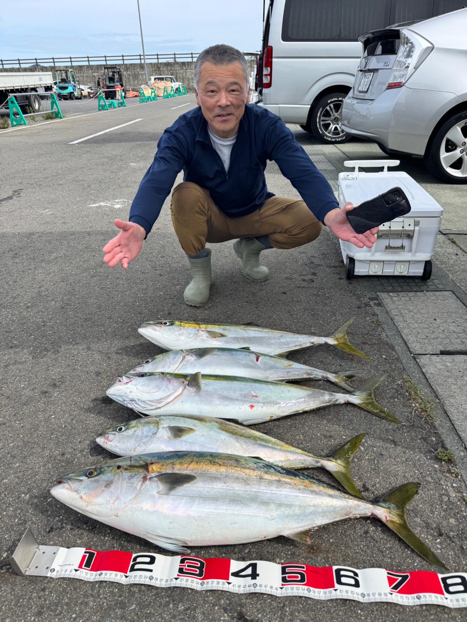 海征丸で釣れた[{'name': 'ブリ・ワラサ', 'stat': '最大84cm · 16本'}]84cm