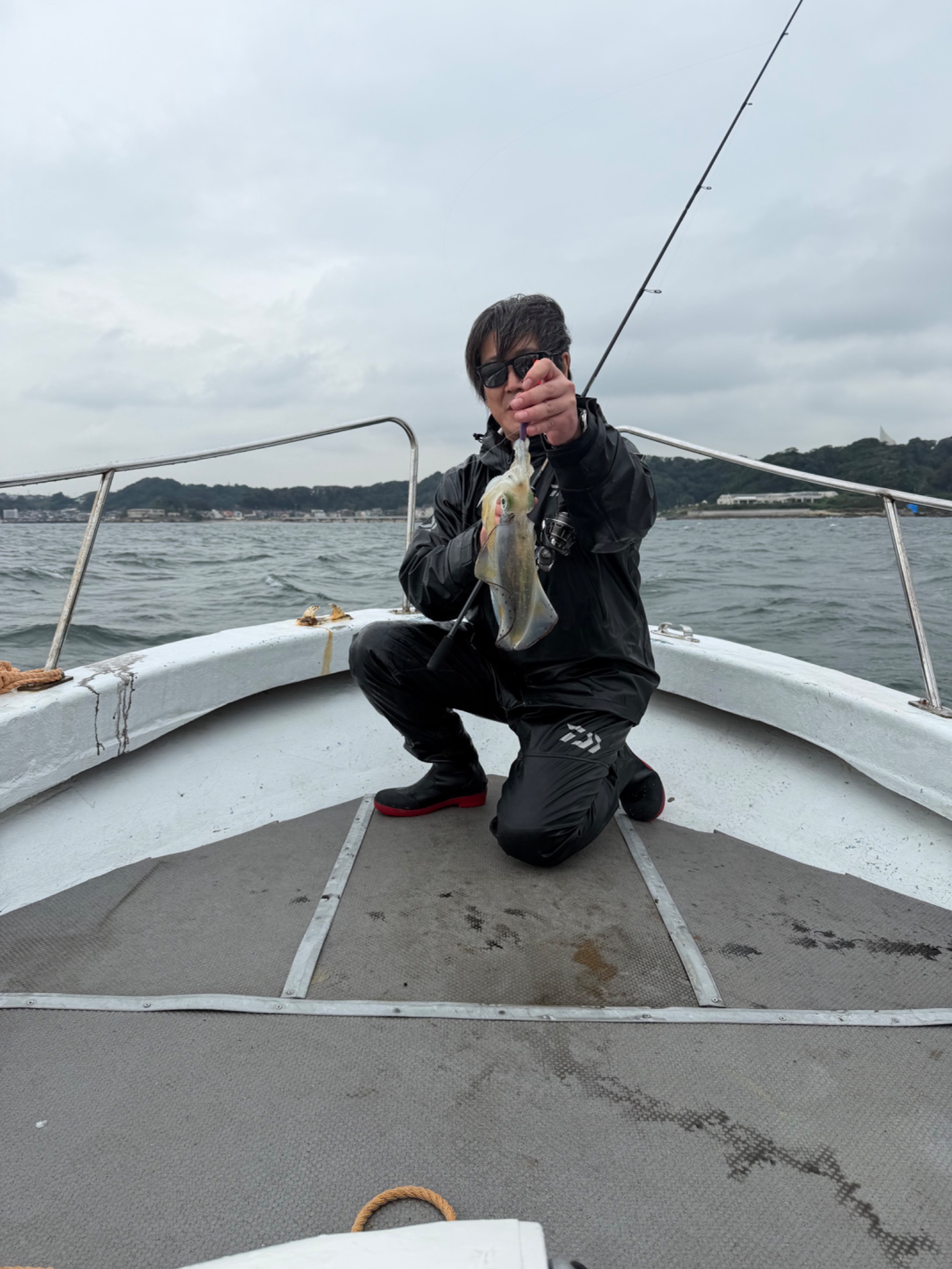 湾ナビ(2号船)で釣れた[{'name': 'アオリイカ\u3000サワラ', 'stat': ''}]