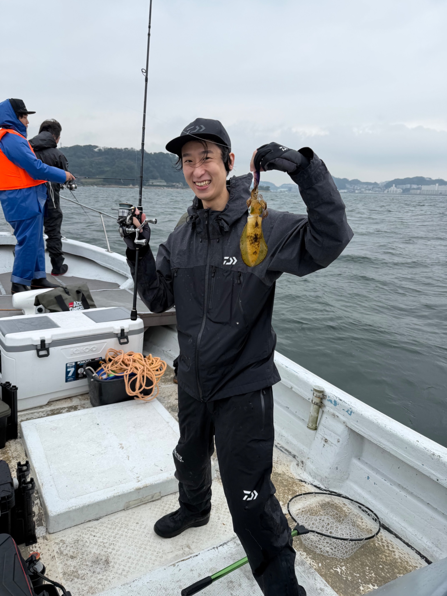 湾ナビ(2号船)で釣れた[{'name': 'アオリイカ\u3000サワラ', 'stat': ''}]
