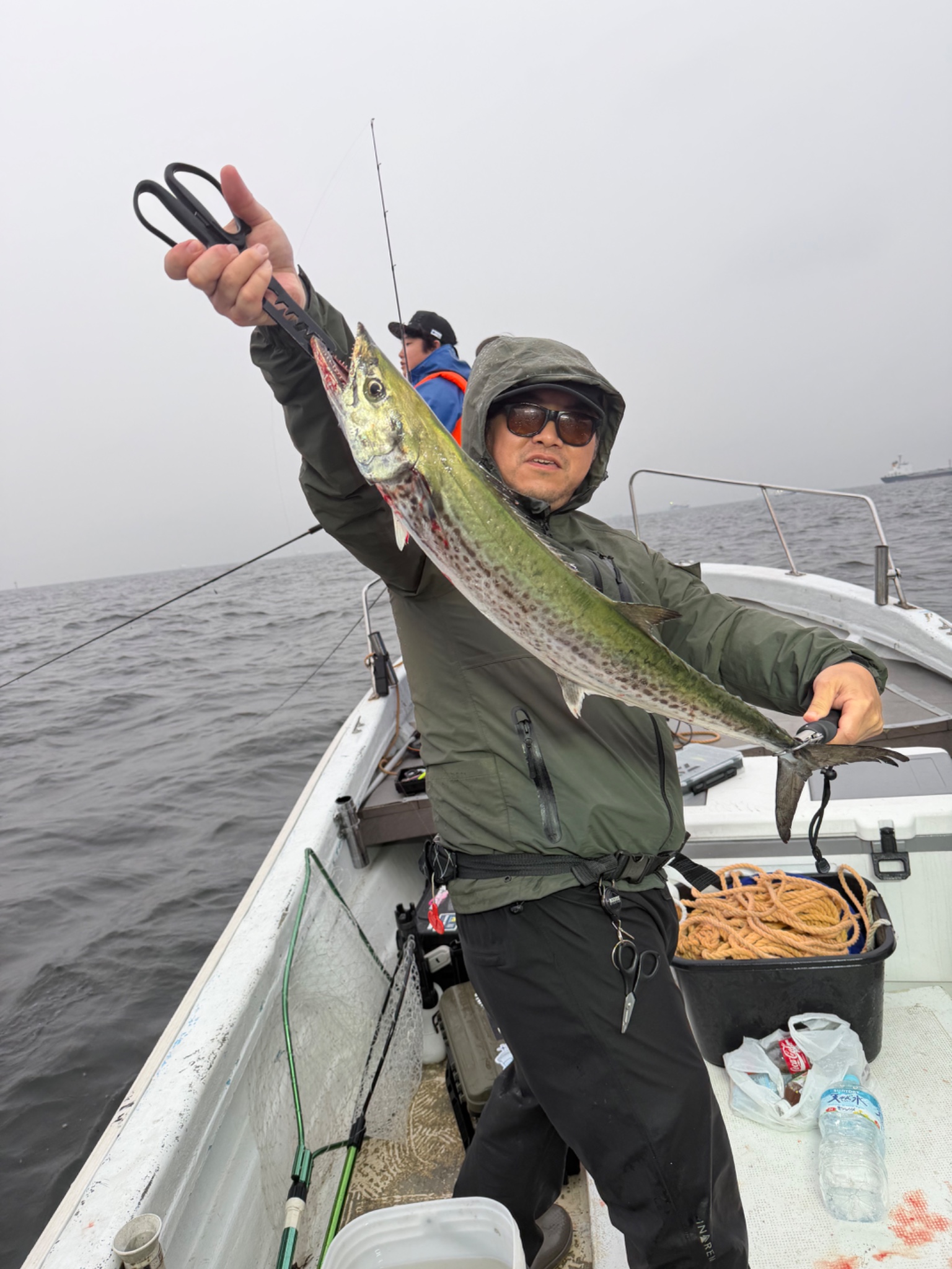 湾ナビ(2号船)で釣れた[{'name': 'アオリイカ\u3000サワラ', 'stat': ''}]