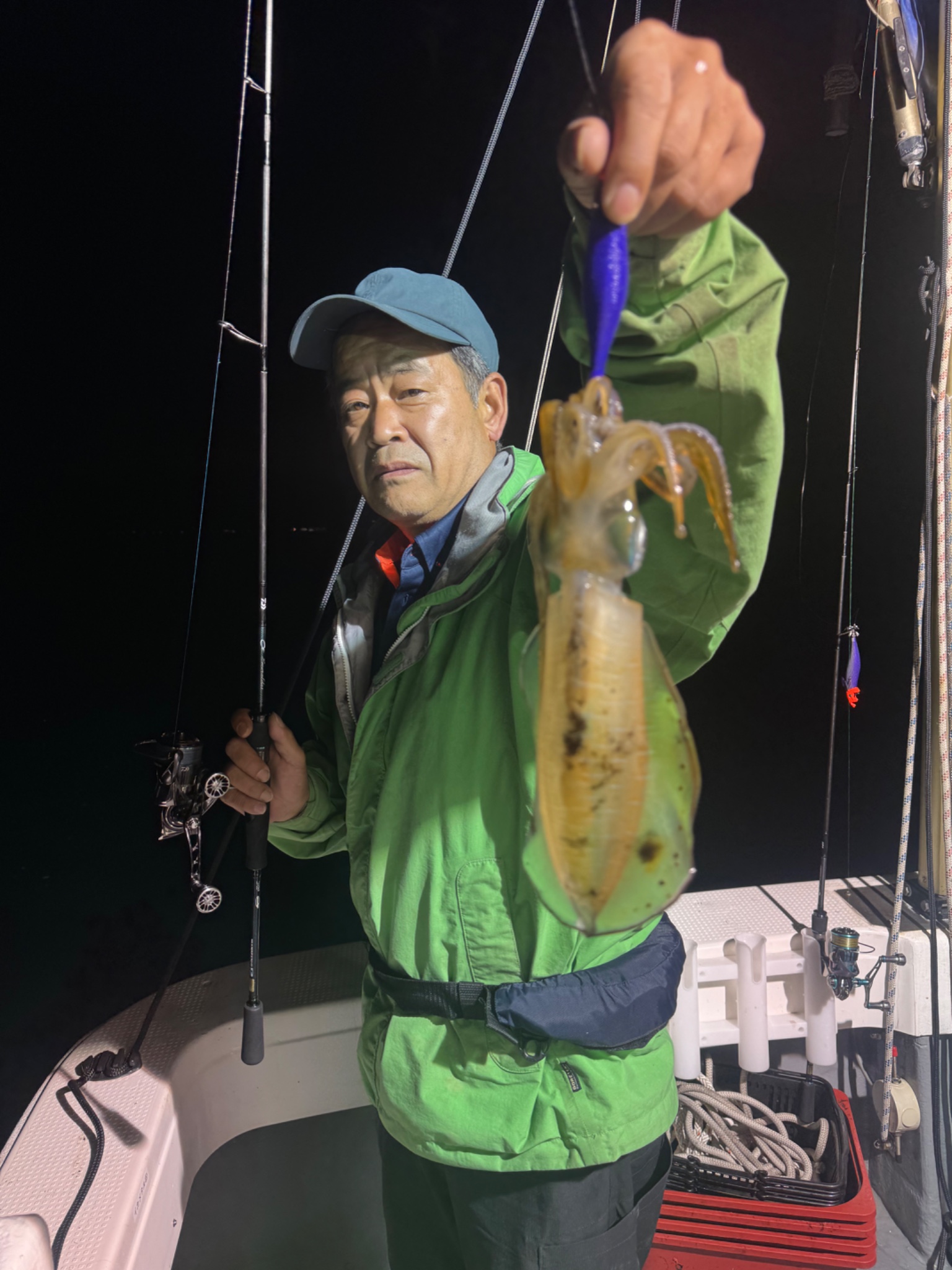g.slang ジースラングで釣れた[{'name': 'アオリイカ', 'stat': ''}]