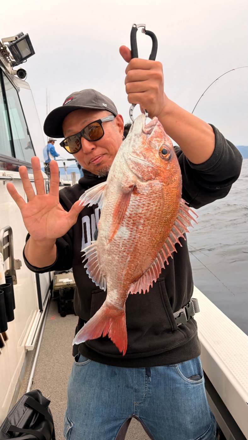 Seamanで釣れた[{'name': 'マダイ', 'stat': '最大80cm · 船中22枚（竿頭5枚）'}, {'name': 'ブリ', 'stat': '1本'}]80cm