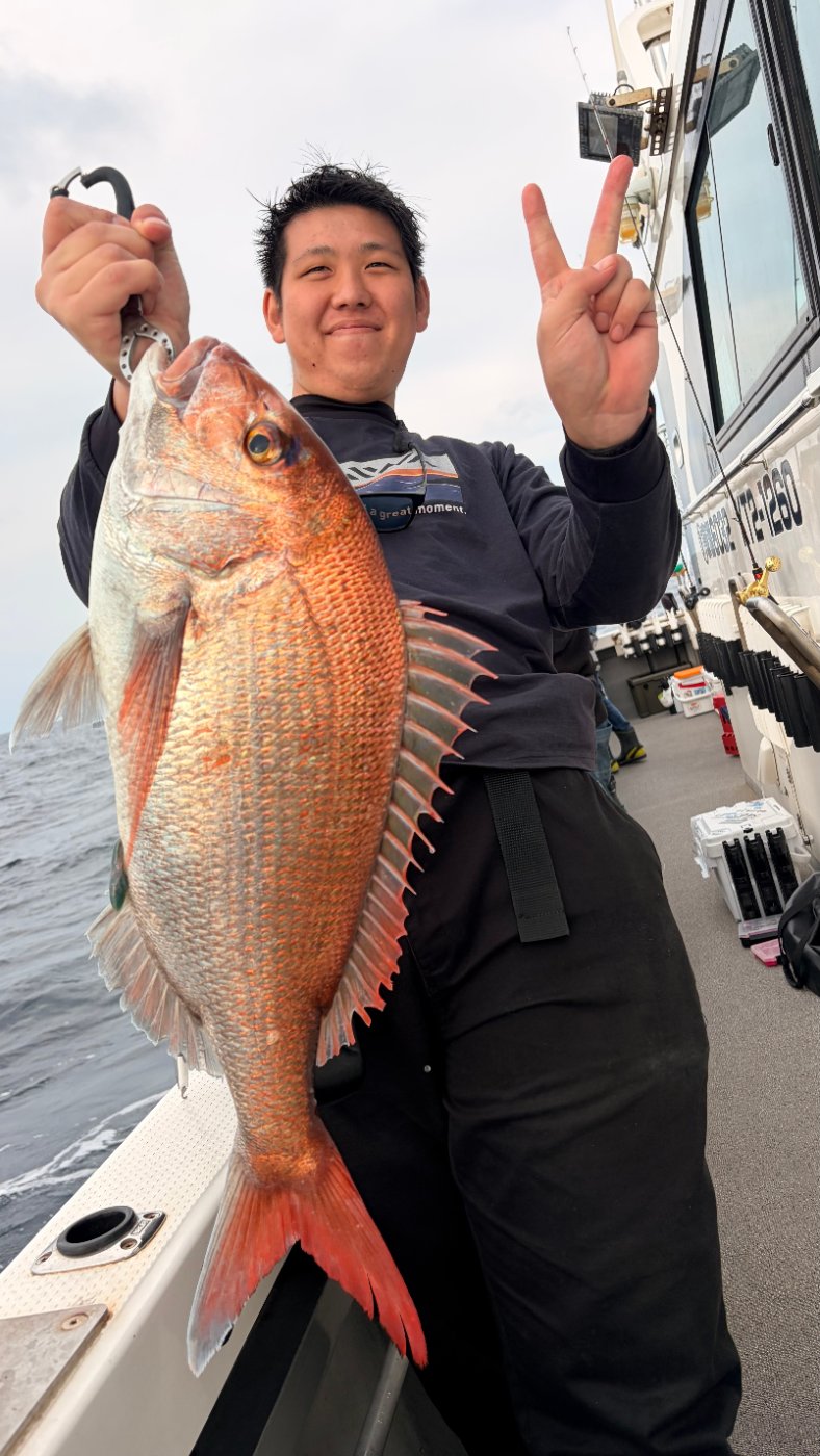 Seamanで釣れた[{'name': 'マダイ', 'stat': '最大80cm · 船中22枚（竿頭5枚）'}, {'name': 'ブリ', 'stat': '1本'}]80cm