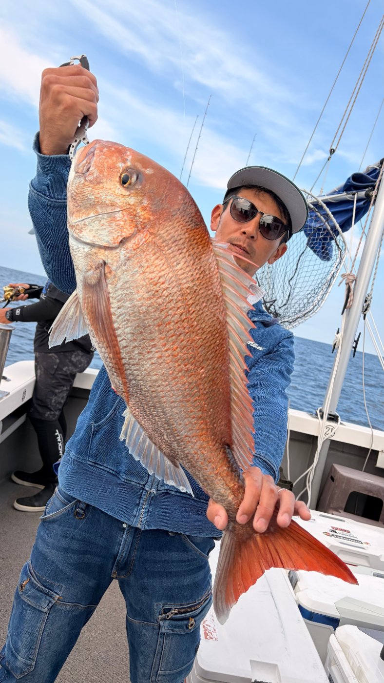 Seamanで釣れた[{'name': 'マダイ', 'stat': '最大80cm · 船中22枚（竿頭5枚）'}, {'name': 'ブリ', 'stat': '1本'}]80cm