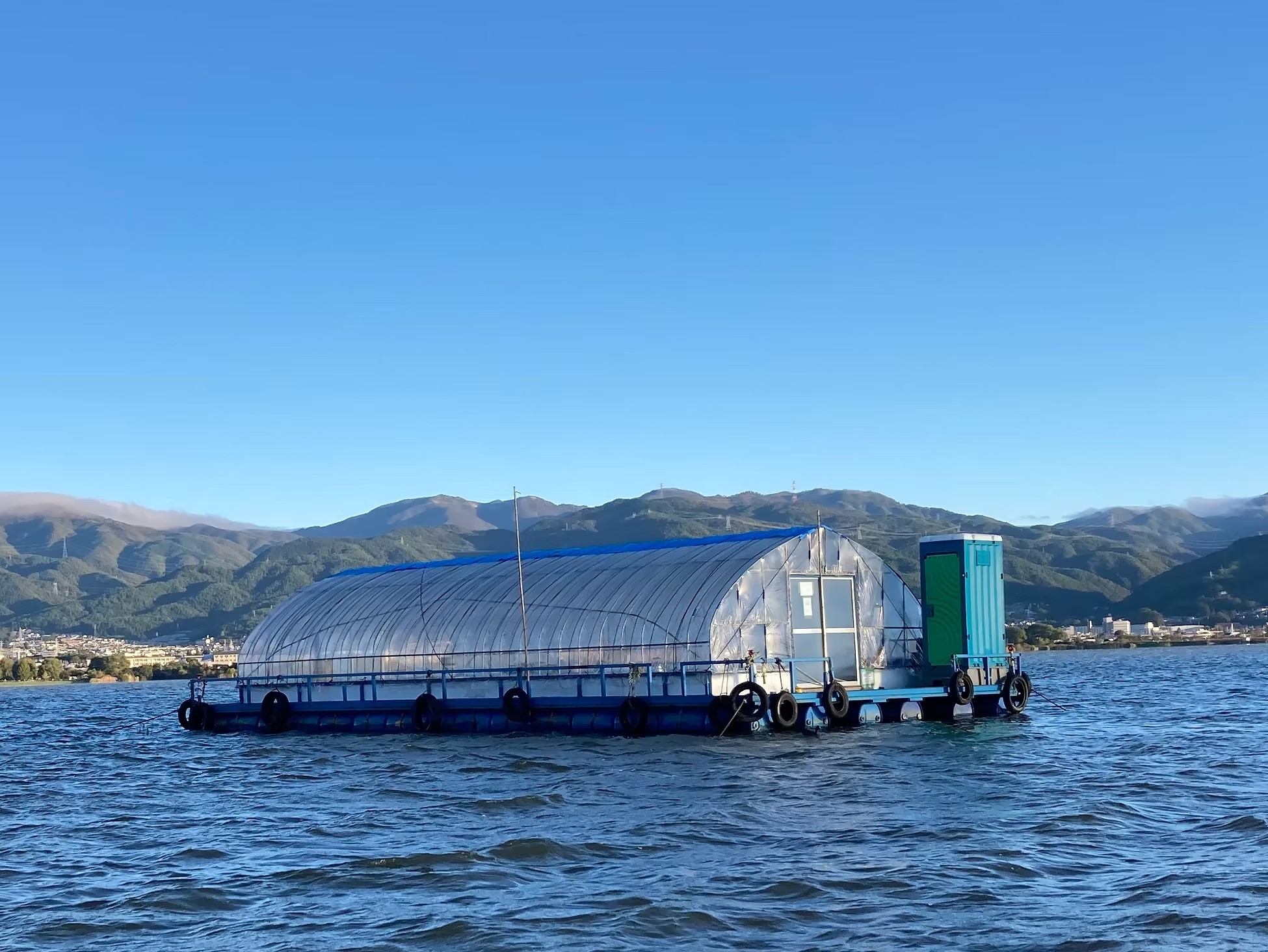 諏訪湖で楽しむワカサギ釣り ― ドーム船「西浜丸」